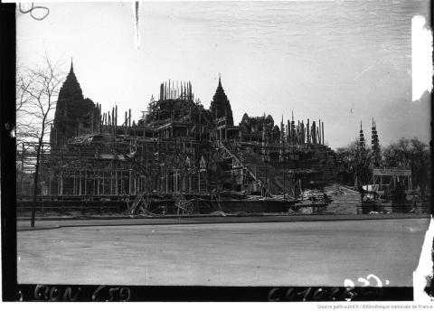 La démolition du temple d'Angkor Vat : Exposition coloniale, Agence Mondial, Paris, 1932 - source : Gallica-BnF