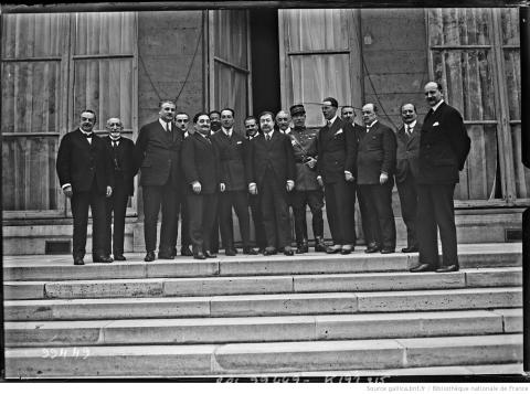 Lemaître et Arrachard, à gauche, reçus chez le président du Conseil Paul Painlevé, 1925 - source : Gallica-BnF
