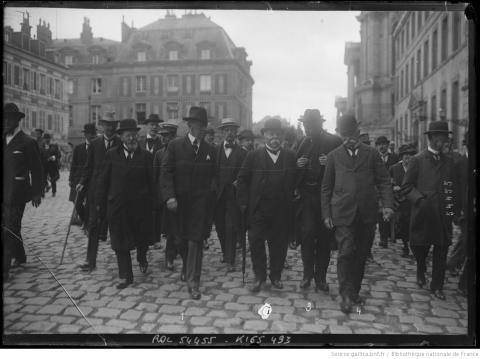 Orlando [i.e. Sonnino], Balfour, Clémenceau, Wilson quittent le château de Versailles, le 24 juin 1919 ; Agence Rol - source : Gallica-BnF