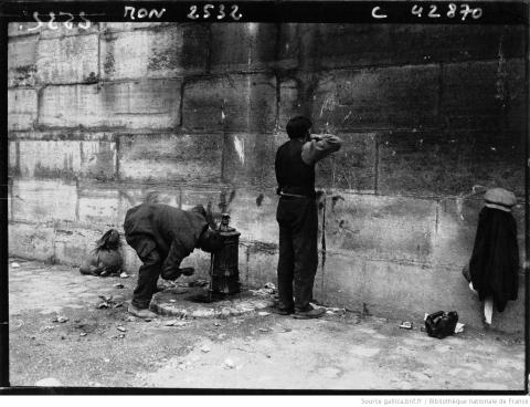 Sans-abris des bords de Seine se lavant aux robinets publics, Agence Rol, 1932 - source : Gallica-BnF