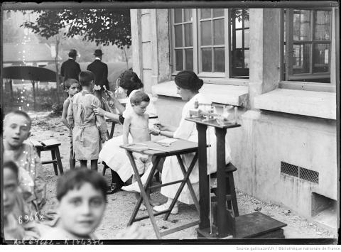 Examen médical des enfants à l'école en plein air du boulevard Bessières, Agence Rol, 1921 - source : Gallica-BnF