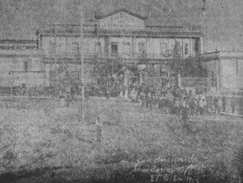 Transport des ouvriers d'Iquique blessés vers l'hôpital de le plus proche, 1907 - source : Memoria Chilena-Domaine Public