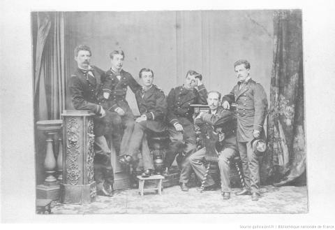 Pierre Loti (deuxième en partant de la droite) en marin, accompagné d'autres officiers de la marine, circa 1880 - source : Gallica-BnF
