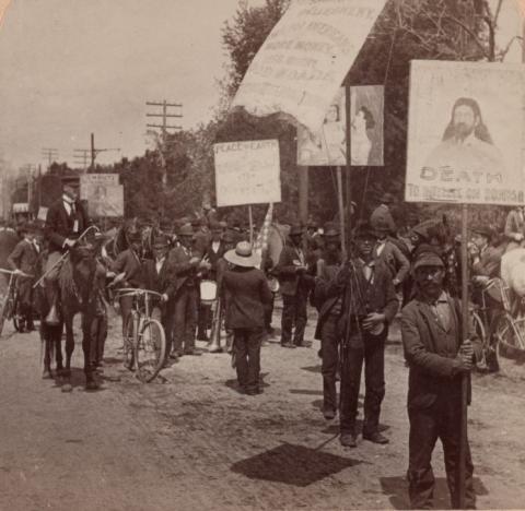 « Plus d’argent ! Moins de misère ! De bonnes routes ! » : les marcheurs arrivant près de Washington, 1894 - source Library of Congress