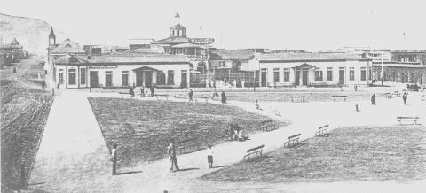 L'école Santa Maria d'Iquique, où se sont réfugiés les ouvriers de la mine avant que les forces de l'ordre ouvrent le feu, circa 1910 - source : Domaine Public