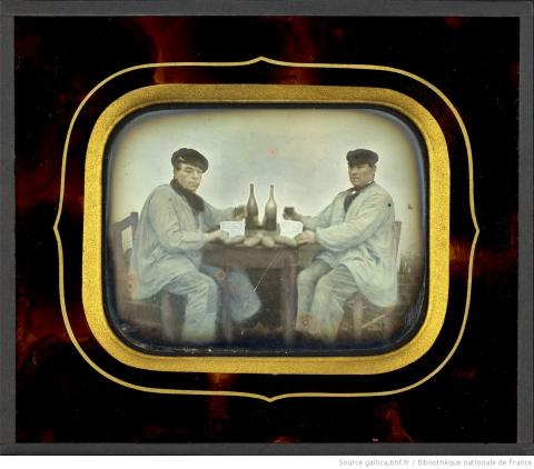 Photographie d'ouvriers attablés devant deux bouteilles, Thalamas, 1862 - source : Gallica-BnF