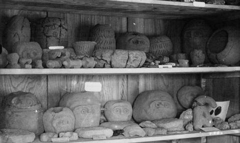 Artefacts retrouvés et entreposés au musée de de Glozel, Agence Meurisse, 1927 - source : Gallica-BnF