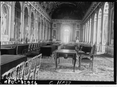 À Versailles, la Galerie des Glaces : la table où sera signé le traité de paix ; Agence Meurisse ; 1919 - source : Gallica-BnF