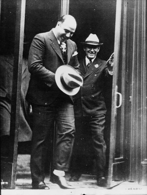 Al Capone sortant de la cour fédérale, Acme Newspictures, 1932 - source Gallica BnF