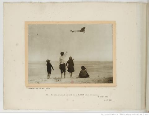 Cent instantanés de la vie en aéroplane de Louis Blériot : de 1905 au 25 juillet 1909 ; Agence Rol - source : Gallica-BnF