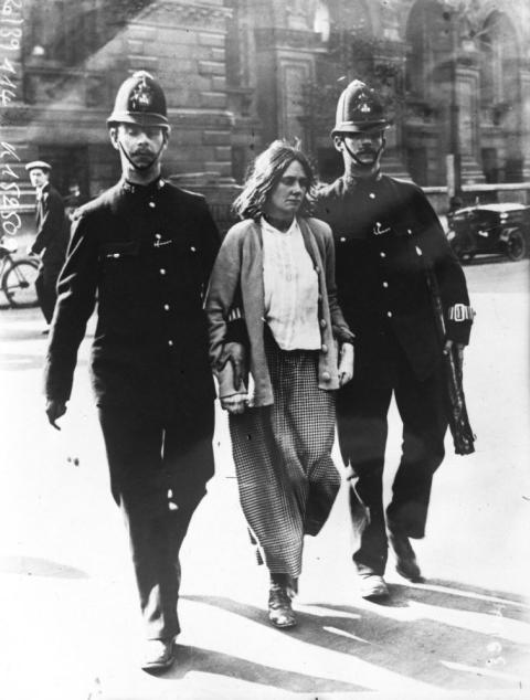 Arrestation d'une suffragette à Londres en mai 1914, agence Rol - source : Gallica-BnF