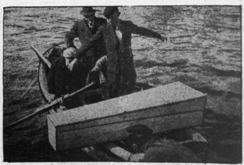 Le corps de l'agent franquiste Gabarain tué par un matelot républicain, et ramené en canot sur la côte, L'Ouest-Éclair, 1937 - source : RetroNews-BnF