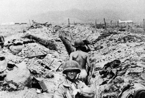 Troupes françaises dans les tranchées d’Indochine, photo extraite de Vietnam: A History, de Stanmley Karnow, 1983 – source : WikiCommons