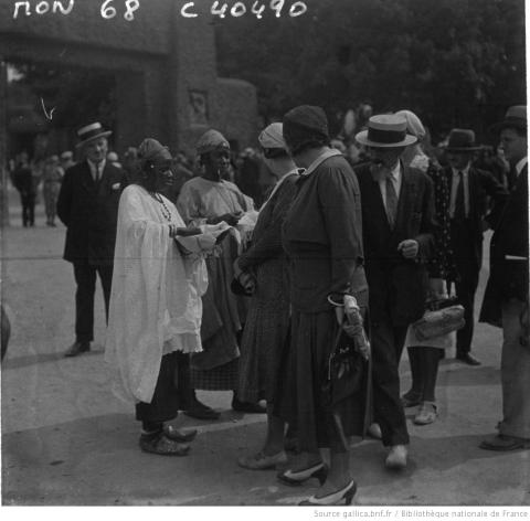 Exposition coloniale : Sénégalais vendant à des parisiennes , Agence Mondial, Paris, 1932 - source : Gallica-BnF