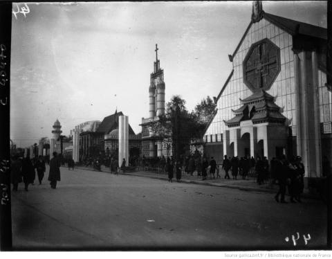 Exposition coloniale : vue d'ensemble des missions catholiques et protestantes, Agence Meurisse, Paris, 1932 - source : Gallica-BnF