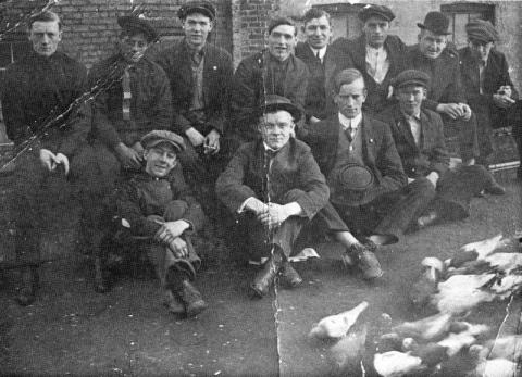 Le Gopher Gang (leur chef Owney Madden, en haut, 4e en partant de la gauche), circa 1910 - source WikiCommons