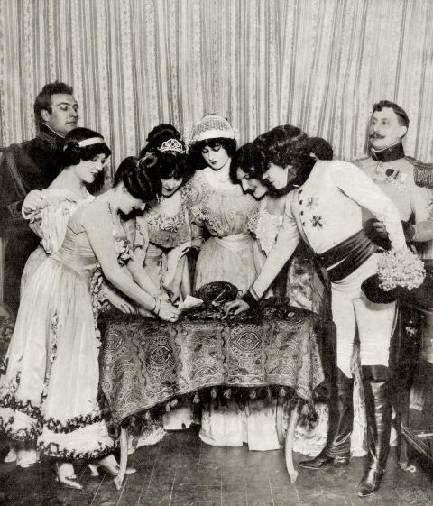 Sarah Bernhardt dans L'Aiglon, Femina, 1912 - source : Gallica-BnF