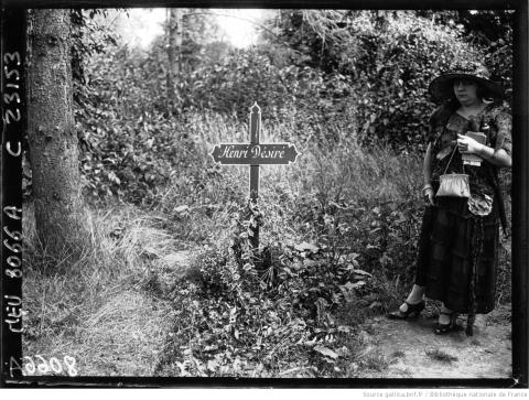 La tombe de Landru au cimetière de Versailles, 1923 - source : Gallica-BnF