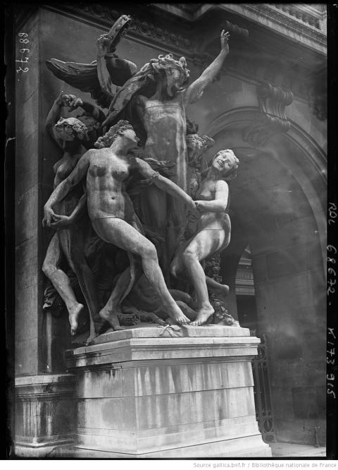 La danse de Carpeaux, façade de l'Opéra Garnier ; photographie ; 1921 ; Agence Roll - source : Gallica-BnF