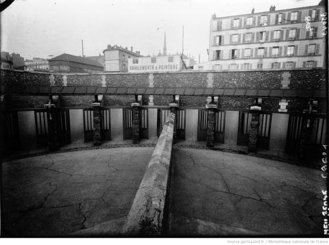 Les préaux de la prison de la petite Roquette, Agence Meurice, 1913 - source : Gallica-BnF