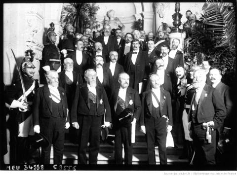 La transmission des pouvoirs : groupe à l'Hôtel de ville, de gauche à droite : Dubost, Fallières, Poincaré, Deschanel, derrière : Loubet, Briand, Mourmelat, Agence Meurisse, 1913 - source : Gallica-BnF