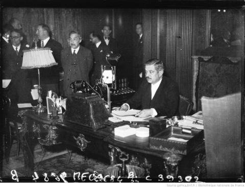 Pierre Laval en tant que président du Conseil, à son bureau en 1935, Agence Meurisse - source : Gallica-BnF
