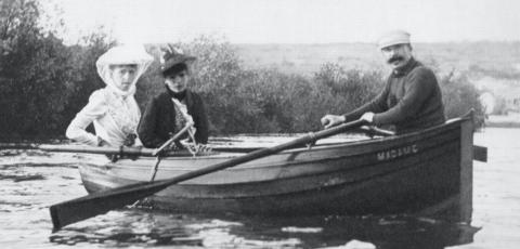 Guy de Maupassant sur une barque, en compagnie de Geneviève Straus et Mme Maurice Lippman, 1889 - source : WikiCommons