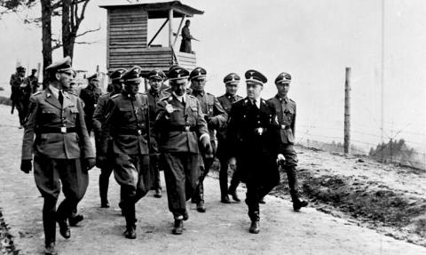 Heinrich Himmler visitant Mauthausen, en 1941. Himmler est en train de parler avec Franz Ziereis, le commandant du camp - source : Bundesarchiv-WikiCommons