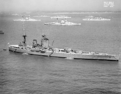 Le HMS Nelson en baie de Spithead, Royaume-Uni, 1937 – source : Imperial War Museum Collection-WikiCommons