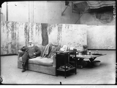 Claude Monet dans son atelier, Agence Meurisse, 1926 - source : Gallica-BnF