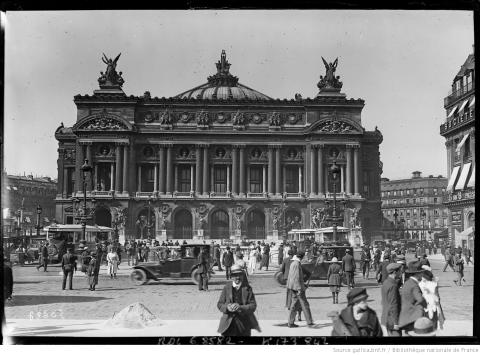 Paris, l'Opéra ; photographie ; 1921 ; Agence Roll, Paris - source : Gallica-BnF