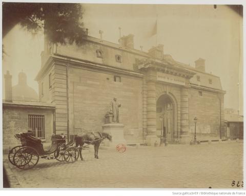 Photo de l’entrée de l’hôpital de la Salpêtrière, Atget, 1899 – source : Gallica-BnF