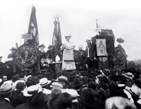 Un discours de Rosa Luxemburg à Stuttgart, 1907 - source : WikiCommons