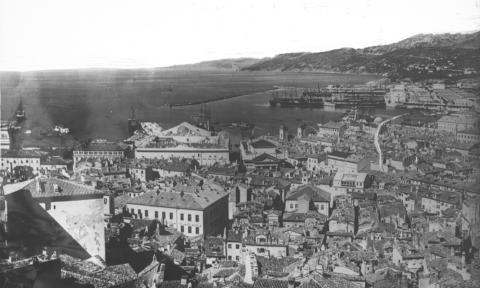 Photo prise dans les hauteurs du port de Trieste, Agence Rol, 1915 - source : Gallica-BnF