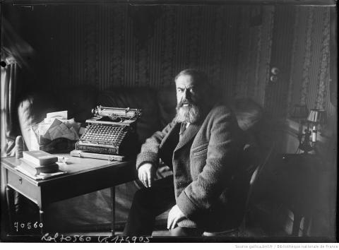 Le dramaturge Tristan Bernard à son bureau, Agence Rol, 1921 - source : Gallica-BnF