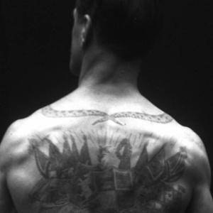 Le tatouage, «  pratique bizarre  » des hommes du peuple à la fin du XIXe siècle