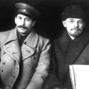 1924 : Staline succède à Lénine
